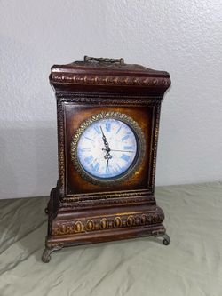 🕰️ Decorative Vintage Style Clock with Hidden Storage Cabinet