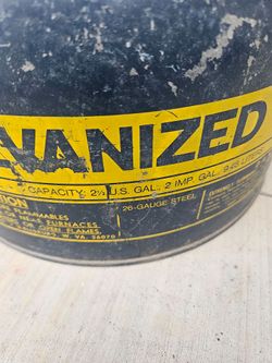 Metal gas can