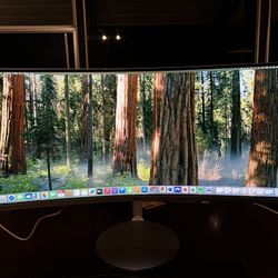 34-Inch Ultra-Wide Samsung WQHD Curved Monitor with Thunderbolt 3