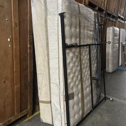 Quien Bed With Blak Frame 