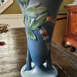 1940’s Roseville Bleeding Heart trumpet vase 7”