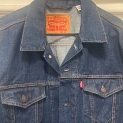 Levi’s jean jacket size medium men’s
