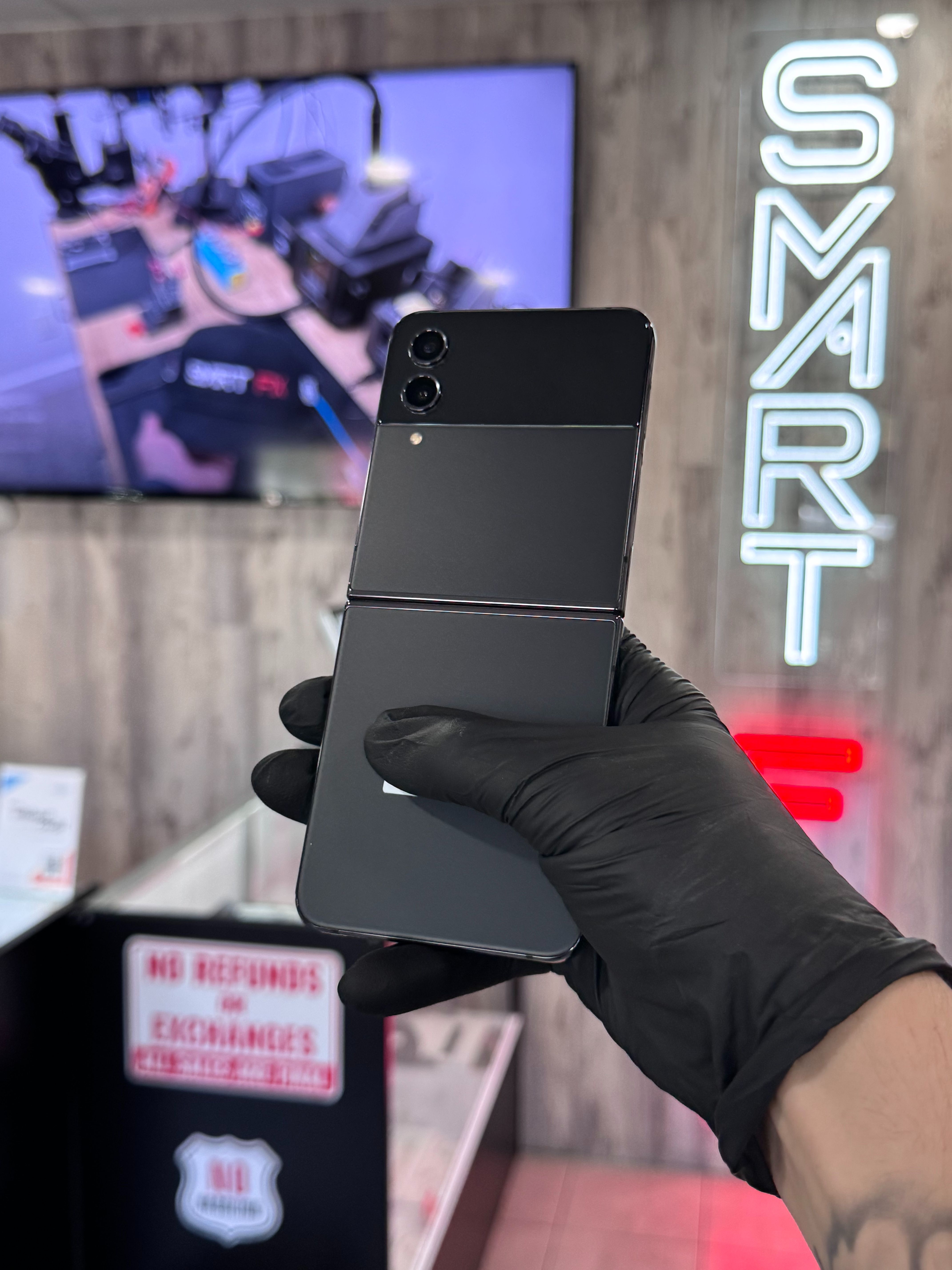 Samsung Galaxy Z Flip 4 128 GB - Black (Unlocked) + Warranty