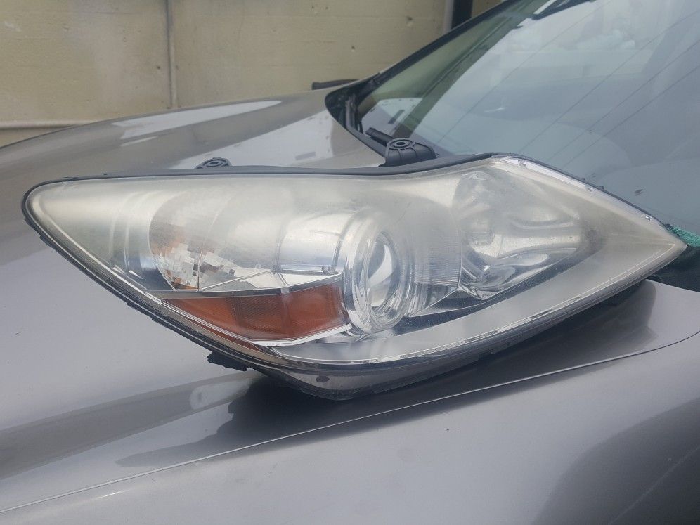 2011 Hyundai Genesis light