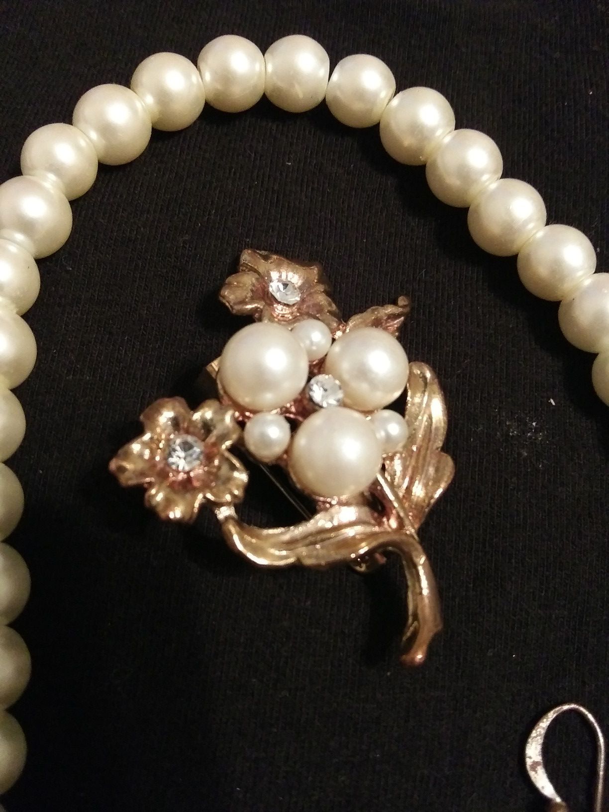 Pearl necklace with pearl bracket and pearl Earines and pearl pin.