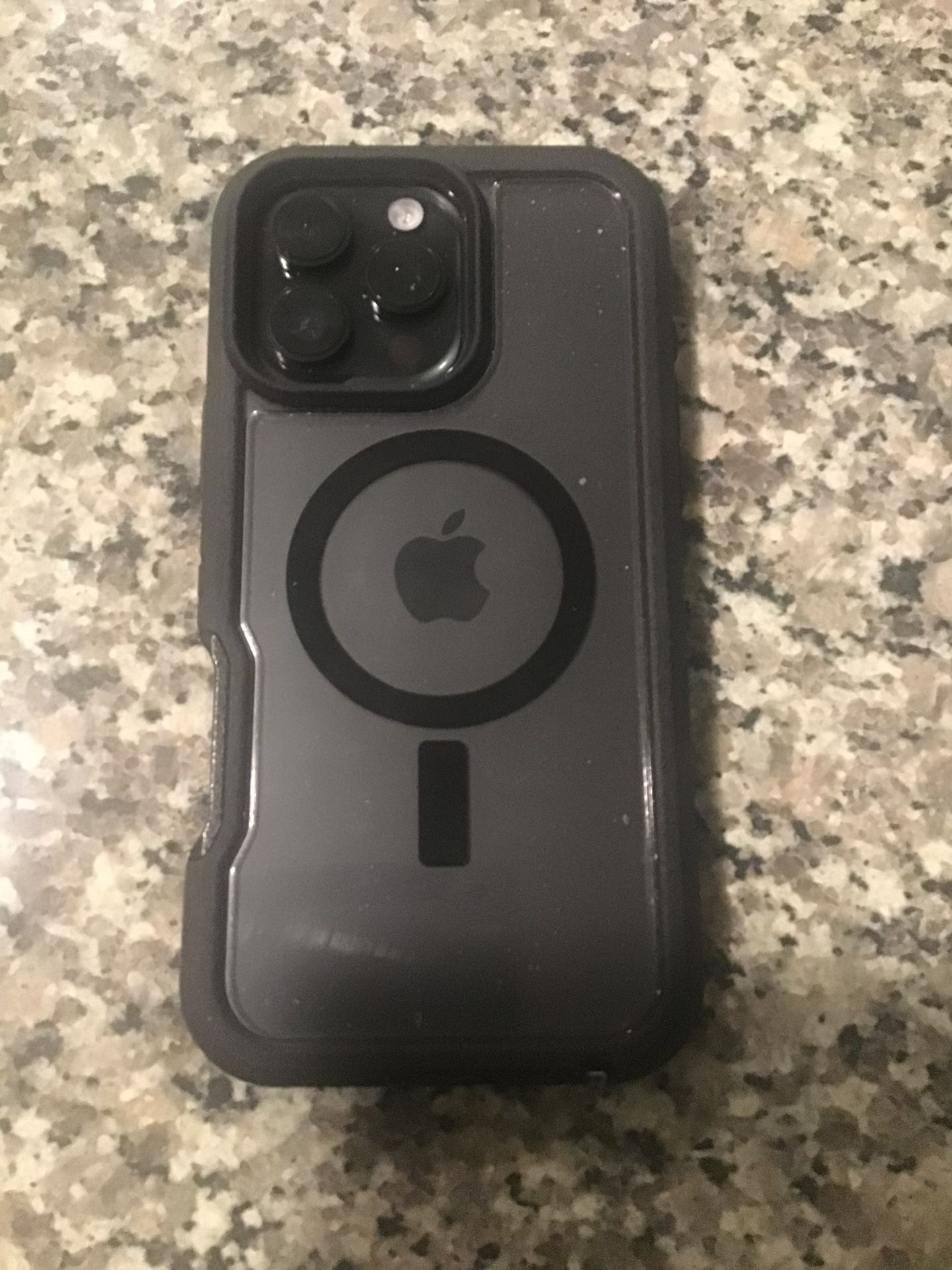 iPhone 16 Pro Max (locked)