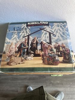 Porcelain Nativity With Wood Crèche 14 Piece