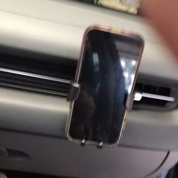 Auto cell phone holder attaches to air vent