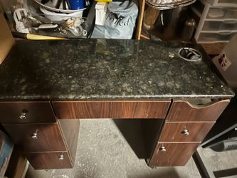 Nail desk