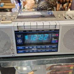 GE Model 7-4965A AM/FM Radio Cassette Recorder Digital Alarm Clock Works

