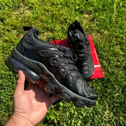 Nike tripple black vapormax plus