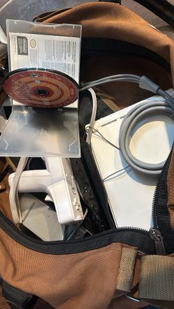 Complete Nintendo Wii 2 controllers, 1 nunchuck , 1 zapper attachment, 2 games Wii sports , links crossbow training