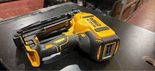 Dewalt 20 volt cordless 16 gauge finish nailer