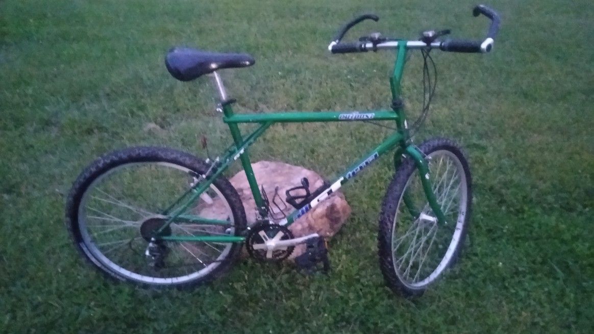 GT OUTPOST MOUNTAIN BIKE READY TO RIDE