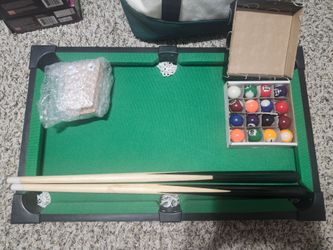 Mini tabletop pool table