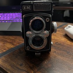 Yashica-Mat EM