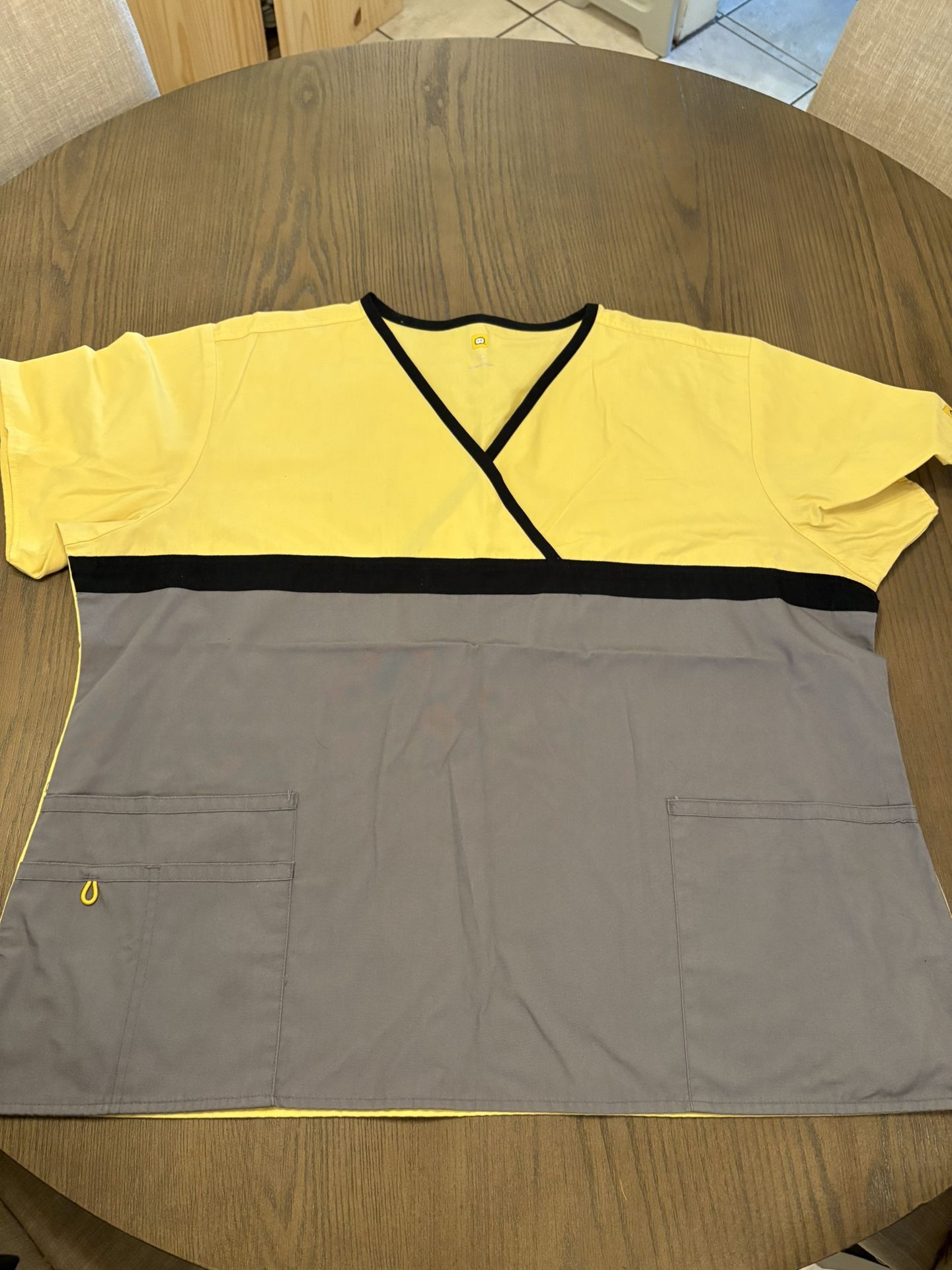 Women’s Yellow Scrub Top Size 2X