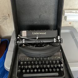Underwood Noiseless 77 Typewriter & Original Travel Case