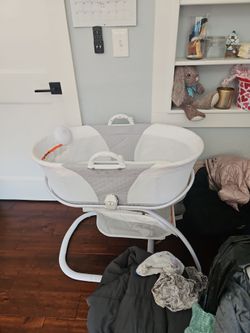 Vibrating baby bassinet