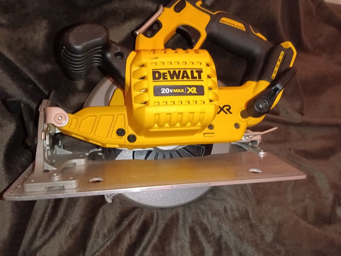 DeWalt Cordless Circular Saw W/ 20 V Battery