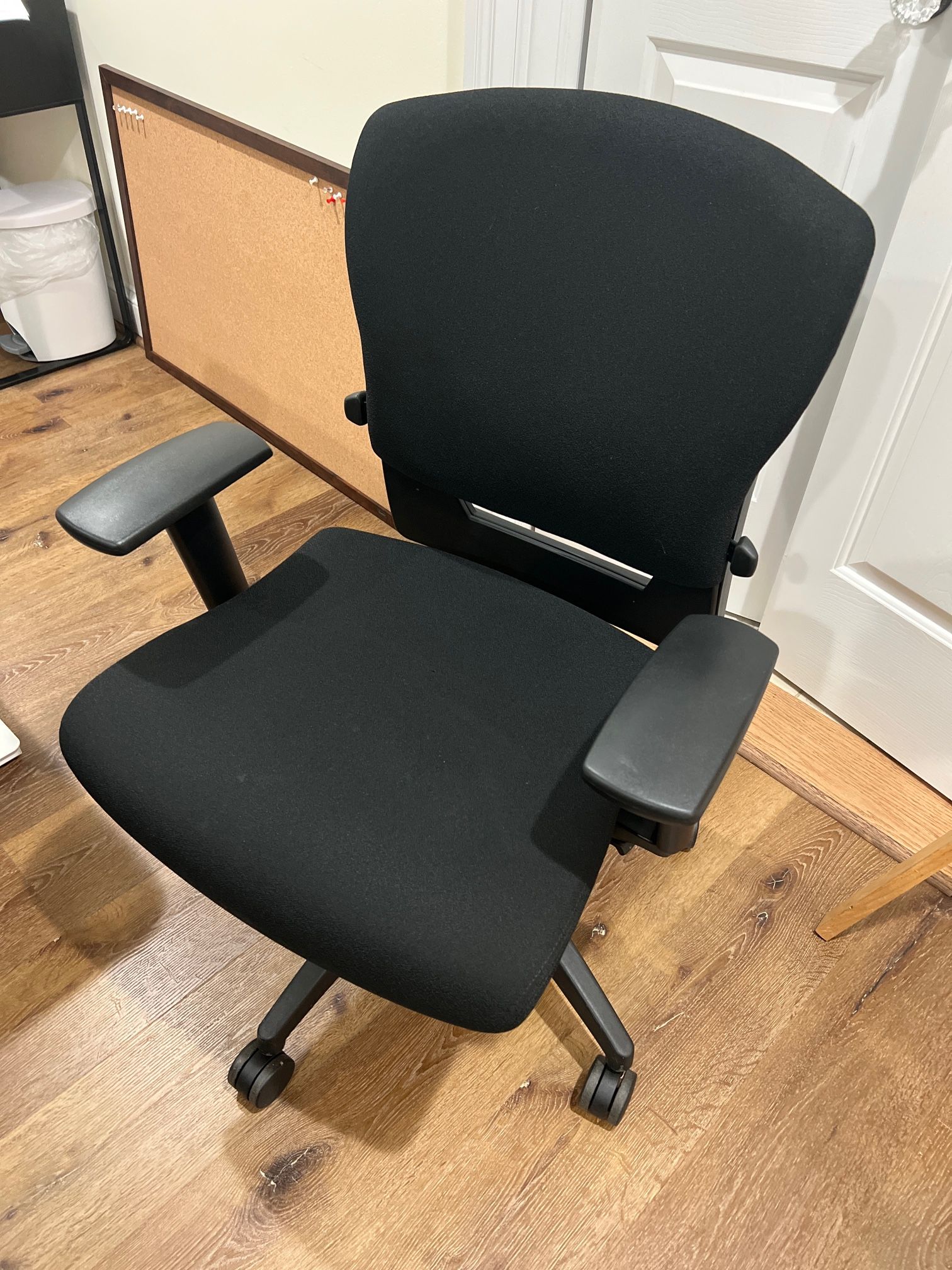 6 Office Chairs - Black - LIKE NEW