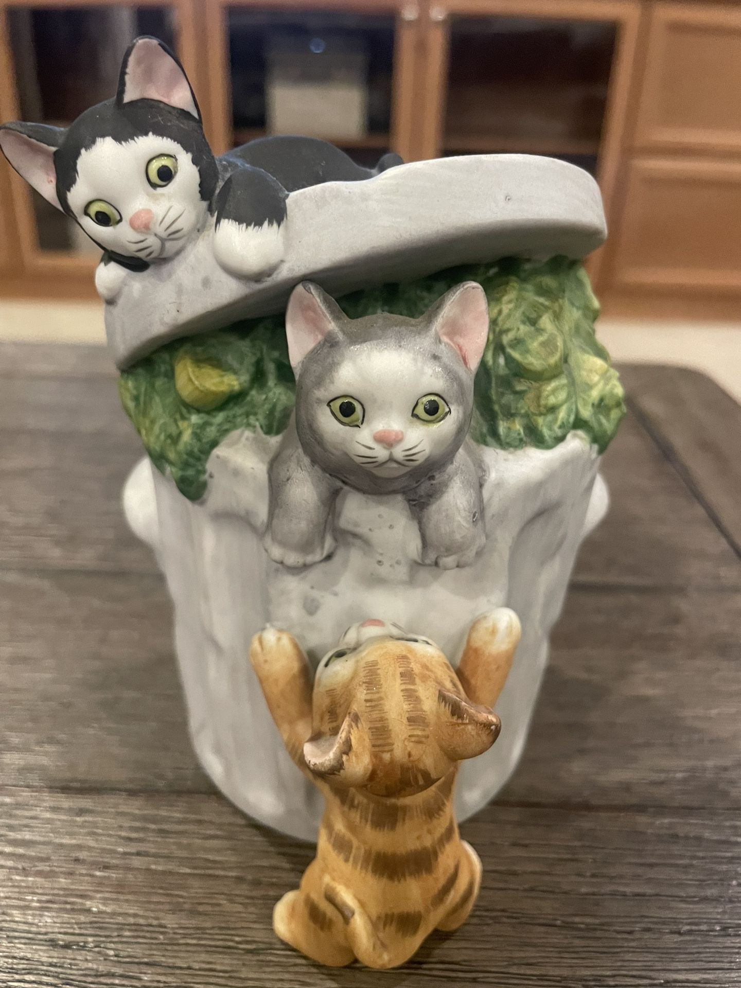 Vintage Mann Cats in Garbage Can Music Figurine