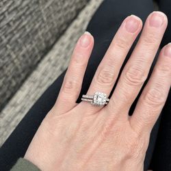 Engagement Ring And Wedding Band Set 