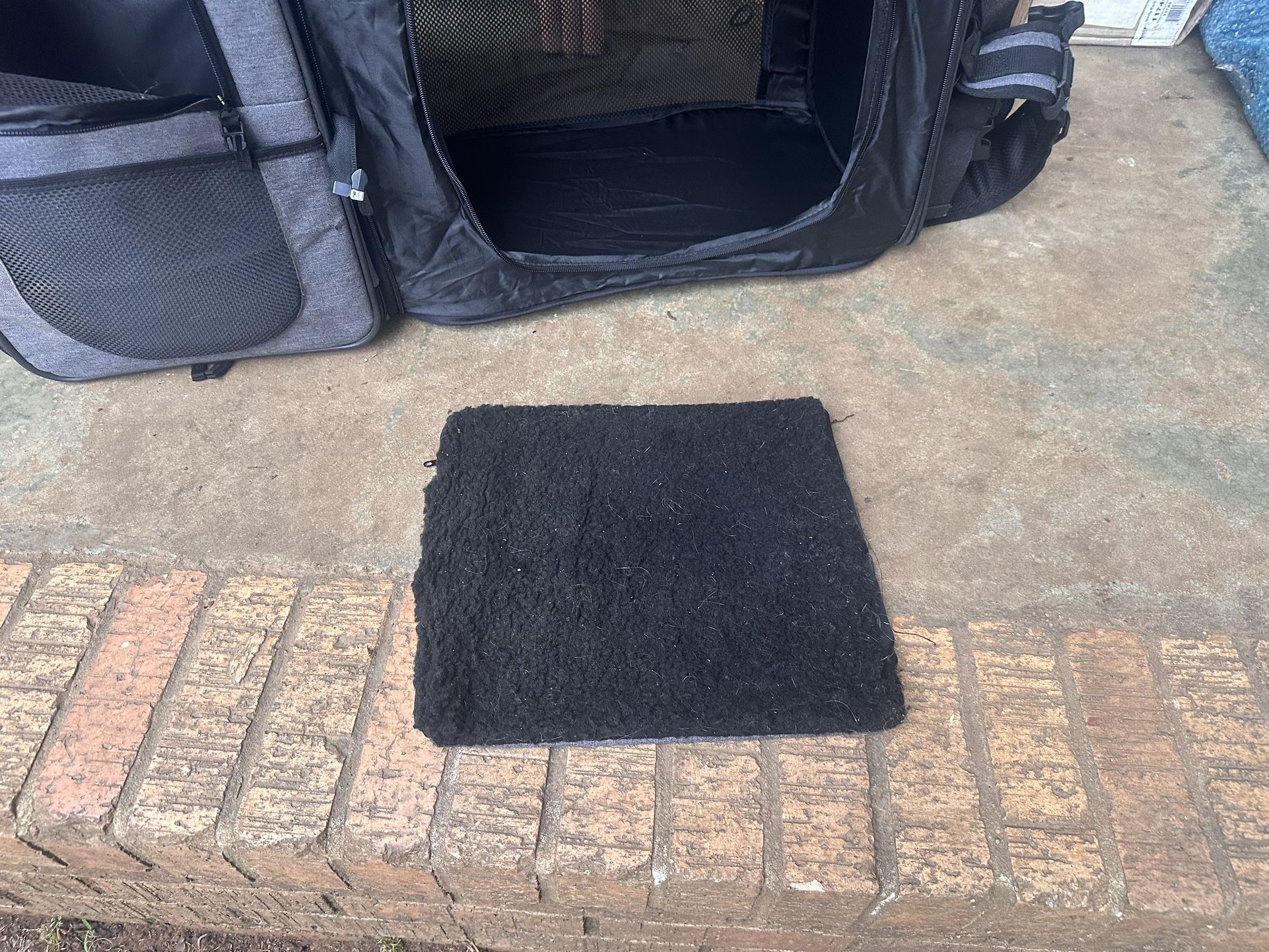 Portable Dog Carrier/ Pla