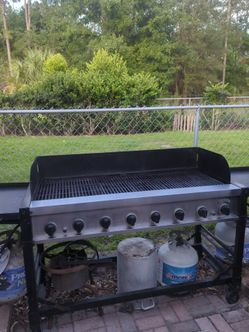 Grill with two propane tank hookups