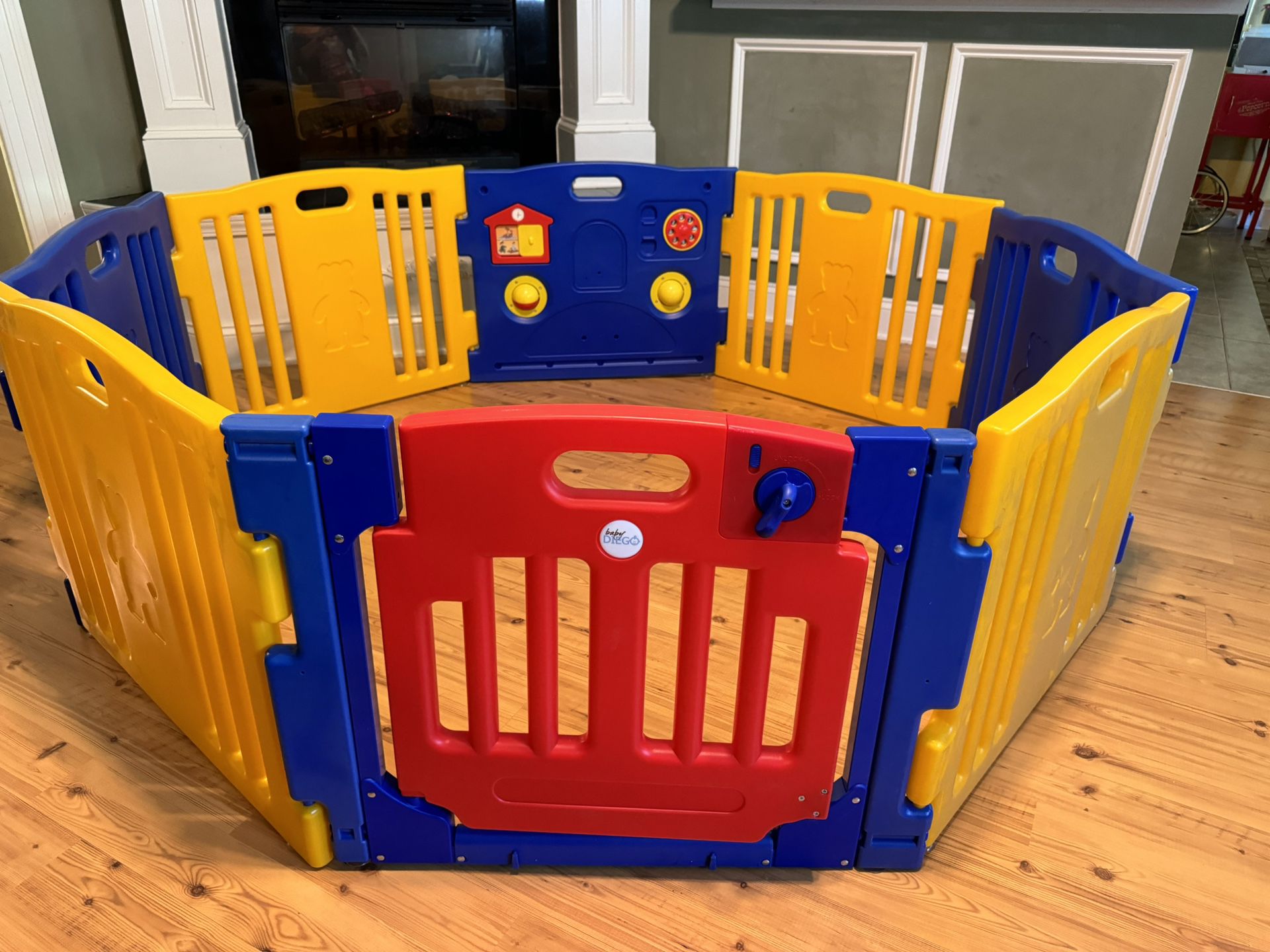 74” Round 8 Panels Playpen In GREAT condition!