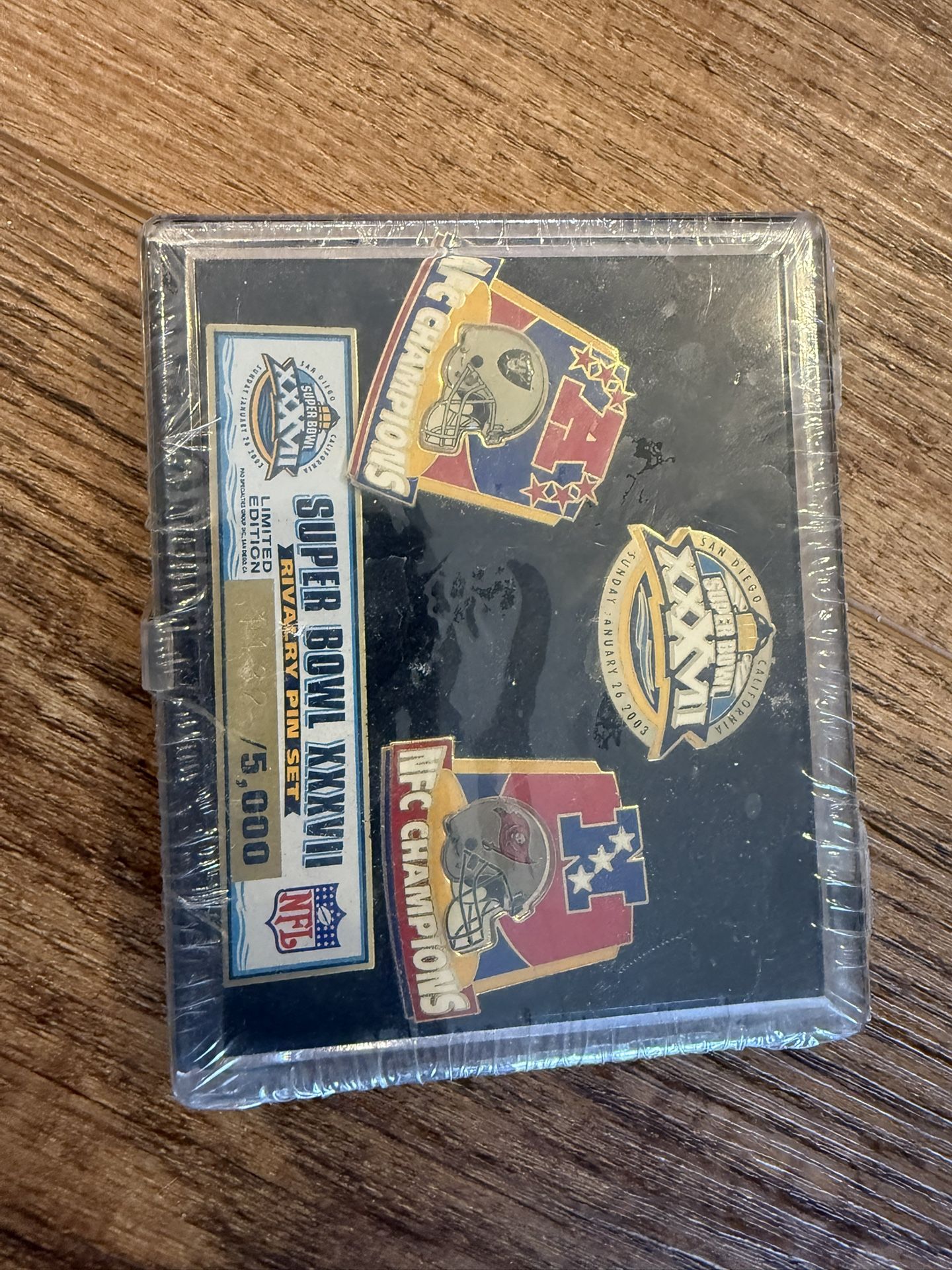 SUPER BOWL XXXVII RIVALRY PIN SET 1132-5000. Bucs Vs. Raiders. Unopened