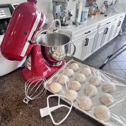KitchenAid Artisan Series 5-Quart Tilt-Head Stand Mixer in Empire Red Excellent condition Video shown mixing I was gifted another one from my daughter