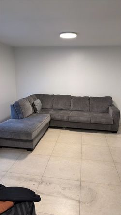 Big gray coach with its pillow, almost new