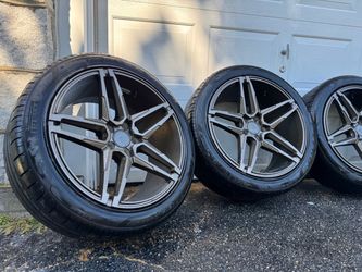 Staggered Set-up Pirelli PZero PZ4 Tires (Wheels Included)