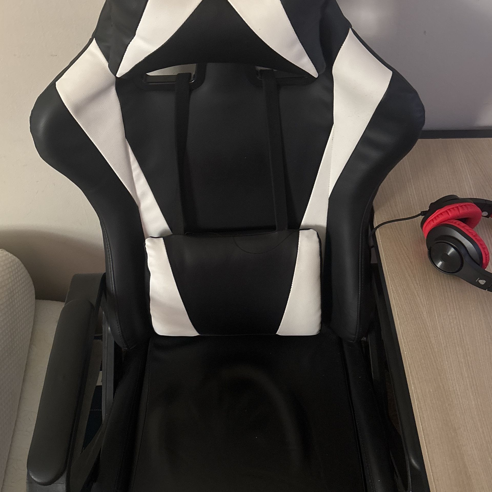 Gaming chair with next support