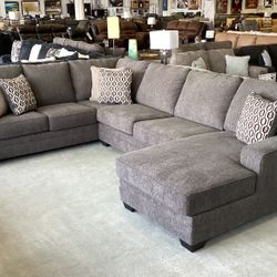 Tracling 3pc Sectional with Chaise