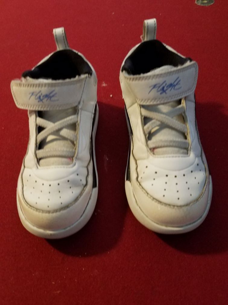 Kids sz 9 boys Flight Jordan's sneakers