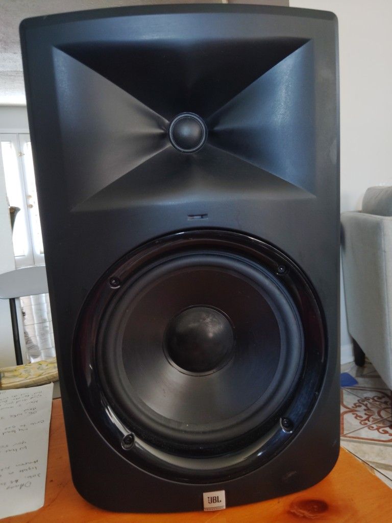 JBL LSR 308 8inch studio monitors