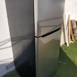 USED INSIGNIA REFRIGERATOR..WORKS....JUST NO LONGER USE IT...UPGRADED...JUST NEEDS A LITTLE CLEAN UP...