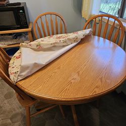 Oak Table W Four Chairs Great Condition 