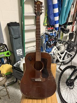 GUILD ACOUSTIC GUITAR 1979 D25 And CASE