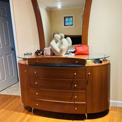 European Bedroom Set. Queen 
