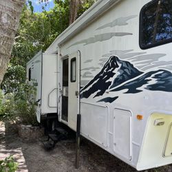 2004 Montana 5th wheel