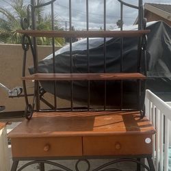 Iron and wood table for coffee corner 