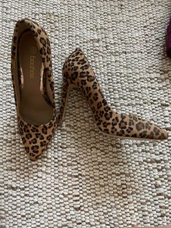 Women’s Shoes Size 7/7.5