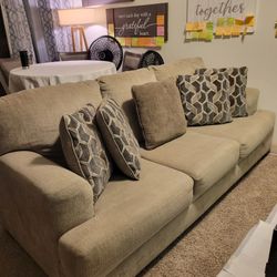 *LIVING ROOM SET *