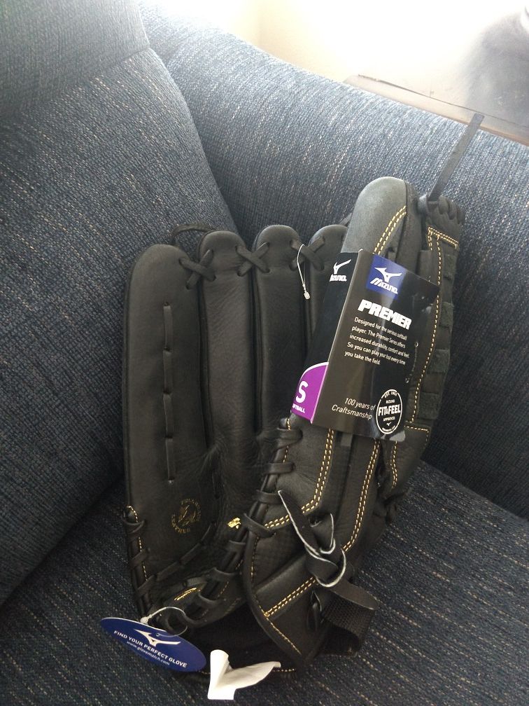 New Mizuno softball glove