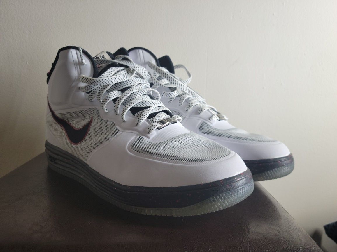 Size 13 White/black Nike 