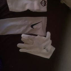 UCONN TOWEL, Vapor Nike Gloves And Nike Arm Sleeve 
