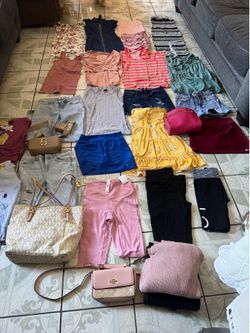 LIKE NEW BIG BAG OF THE WOMEN CLOTHES SIZE S AND PURSES!!!!